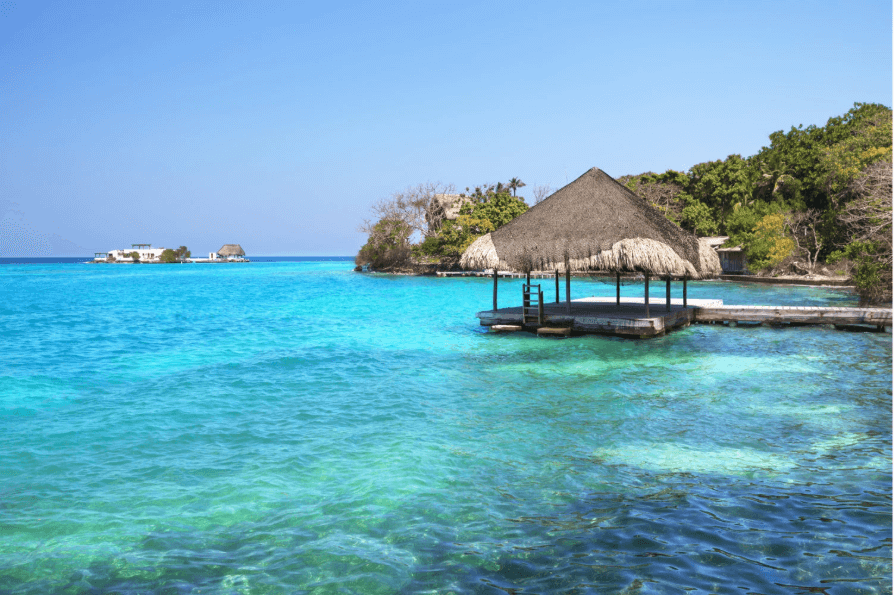 Playa paradisíaca con agua cristalina.